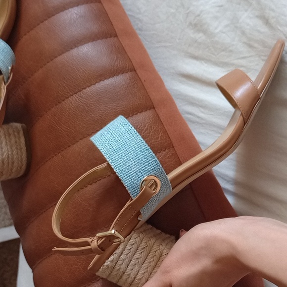 Low block heel sandals - Picture 3 of 4